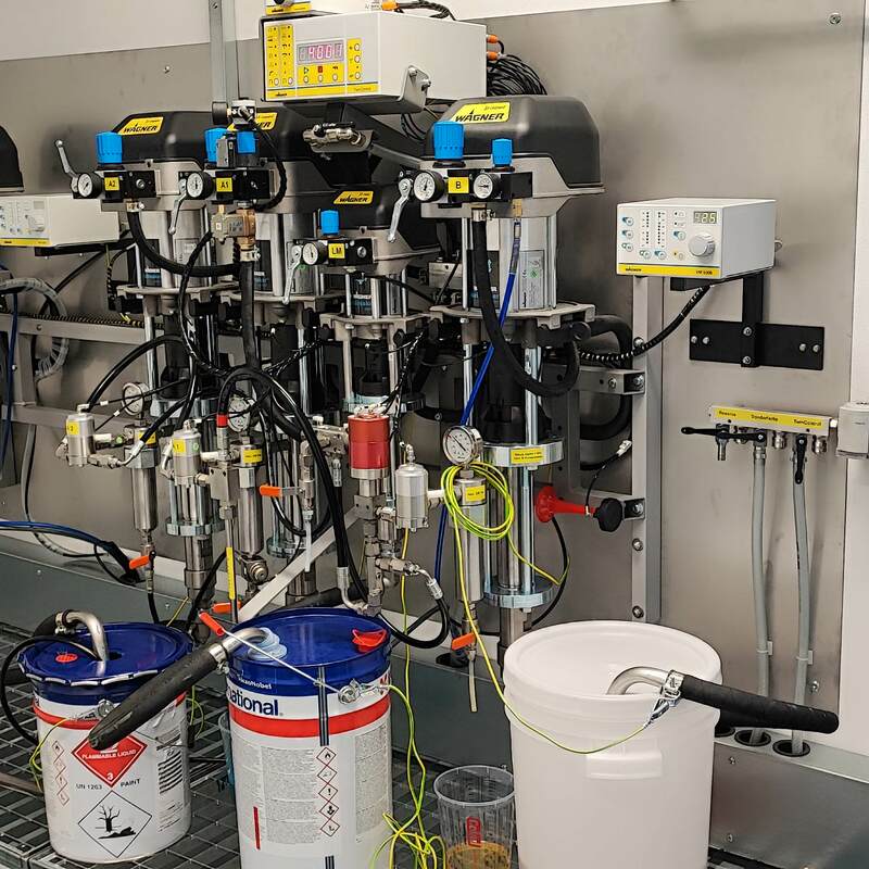 Hochdruck 2K Anlage mit zwei Farben, einem Härter und einer Sonderfarbpumpe mit Oberbehälter