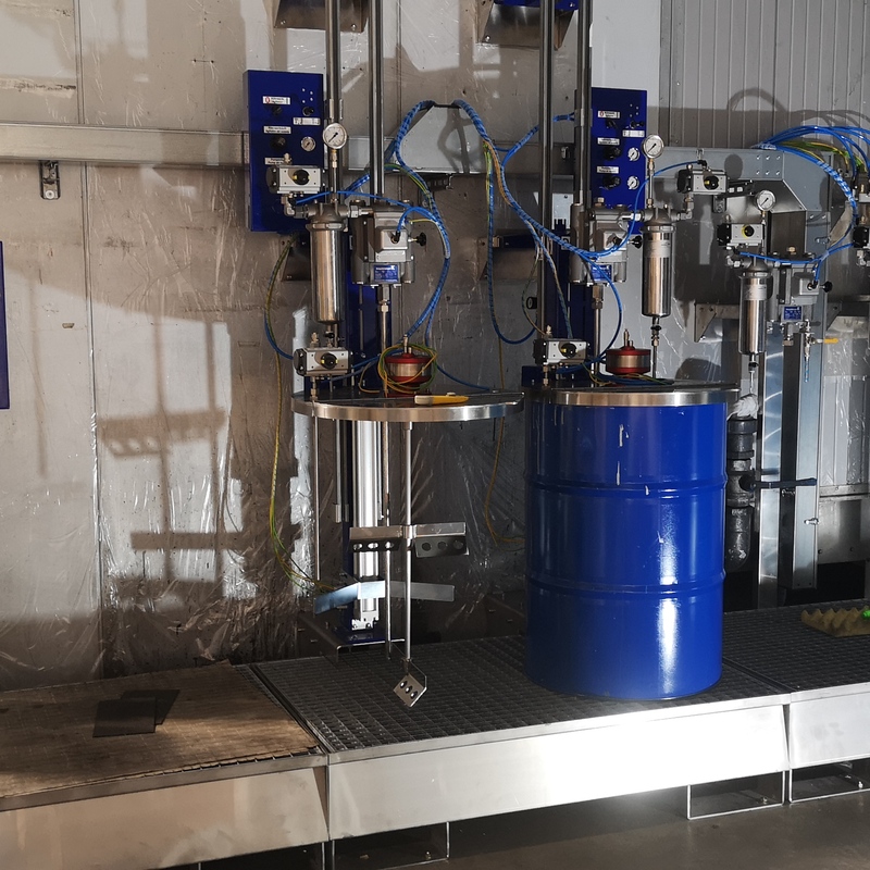 Farbversorgung aus 1x 30L Lösemittellack und 2x 200L Fässern Wasserlack inklusive Spülmedienversorgung