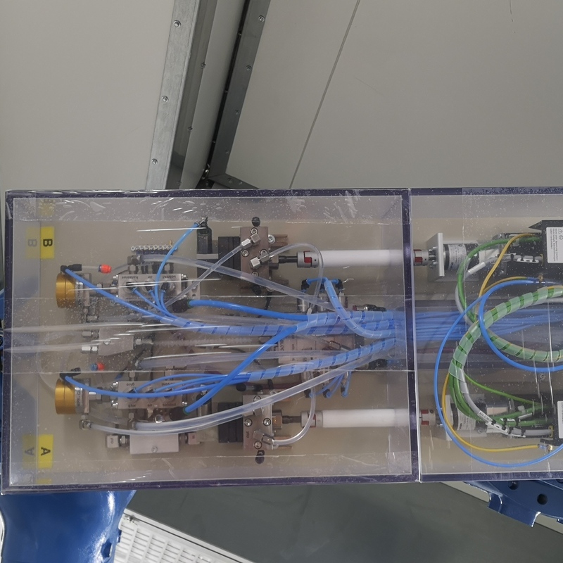 Isolierter Aufbau der 2K Misch- und Dosieranlage am Roboter